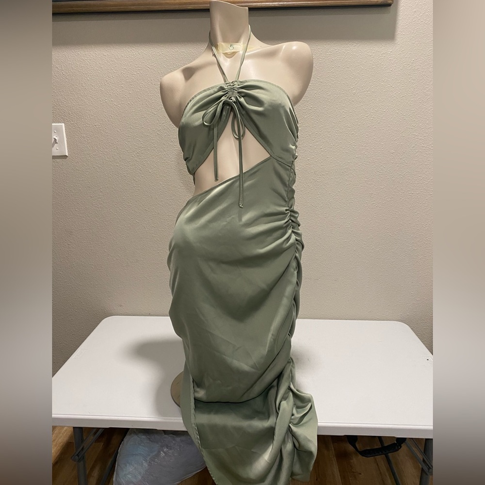 Pretty little things woman’s size 8 party dress.
